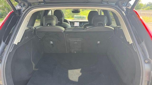 2025 Volvo XC60 B5 Core Dark Theme
