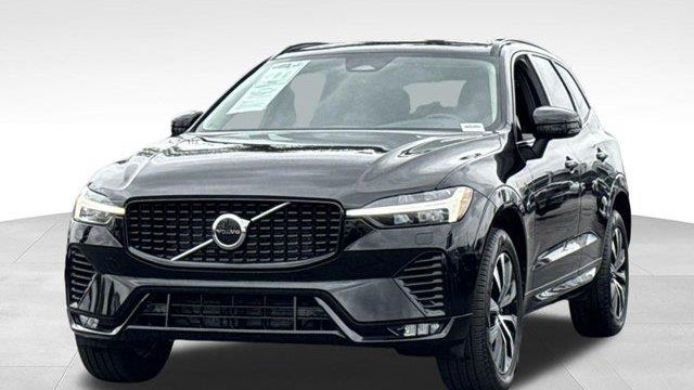 2025 Volvo XC60 B5 Core Dark Theme