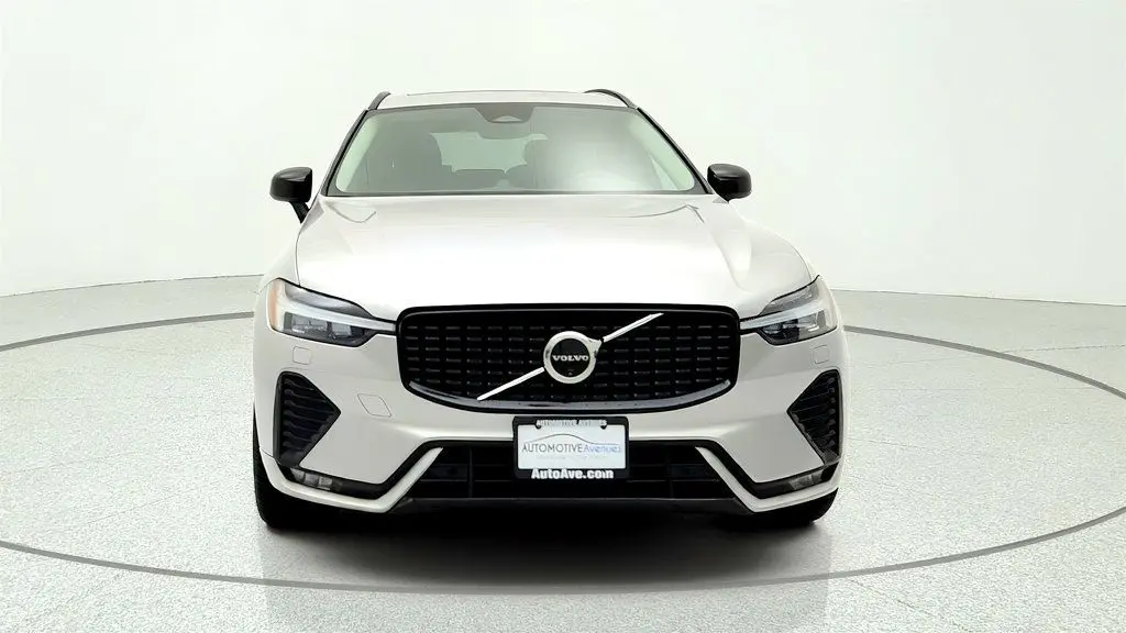 2025 Volvo XC60 B5 Ultra Dark Theme