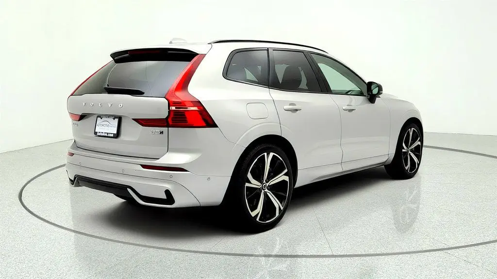 2025 Volvo XC60 B5 Ultra Dark Theme