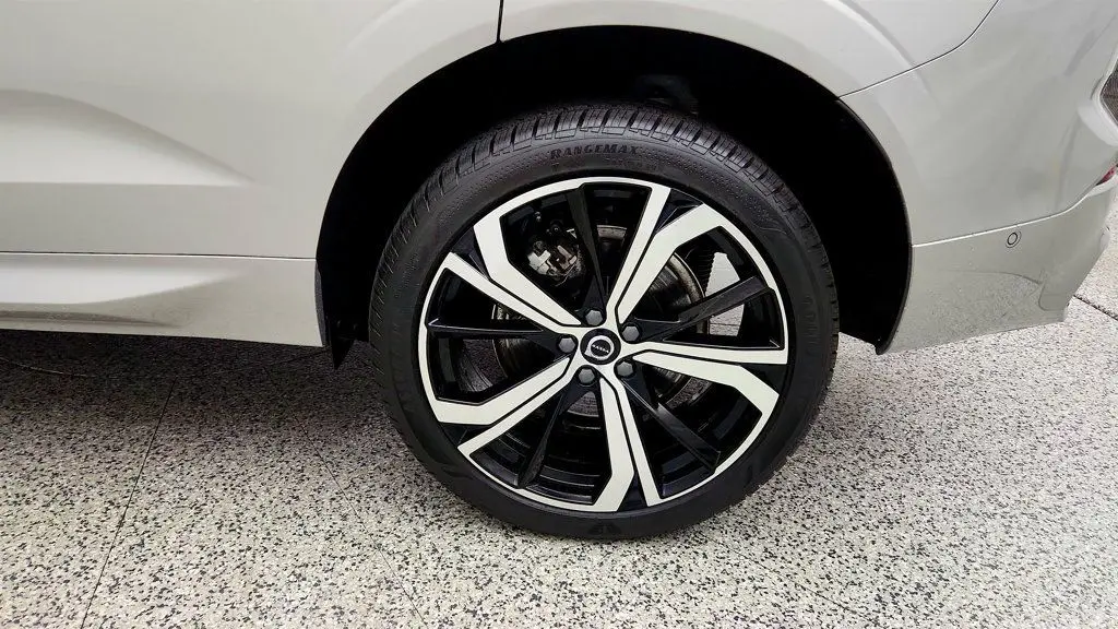 2025 Volvo XC60 B5 Ultra Dark Theme