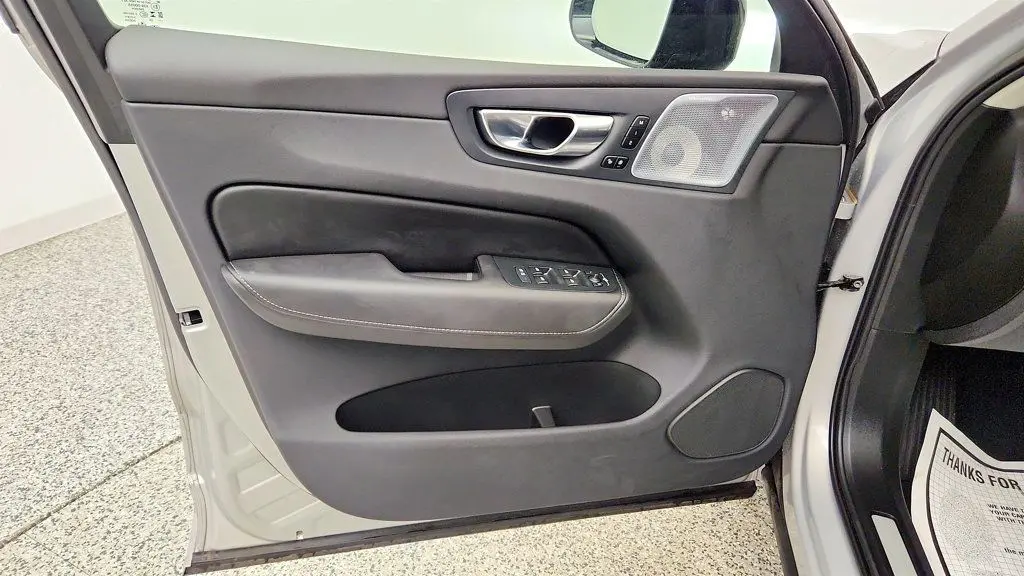 2025 Volvo XC60 B5 Ultra Dark Theme
