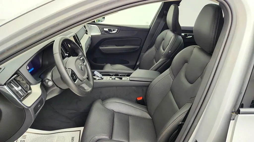 2025 Volvo XC60 B5 Ultra Dark Theme