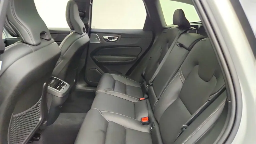 2025 Volvo XC60 B5 Ultra Dark Theme