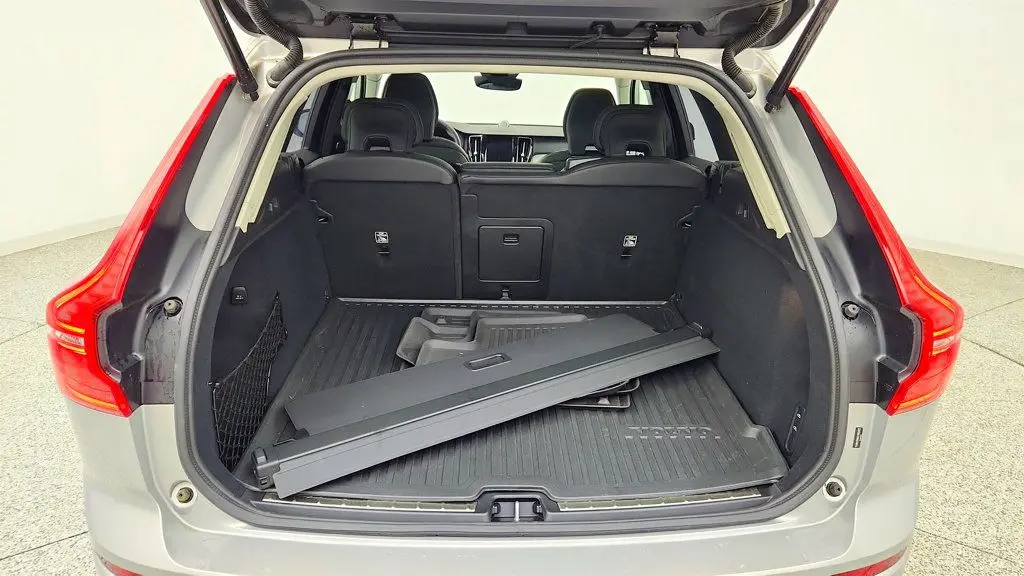 2025 Volvo XC60 B5 Ultra Dark Theme