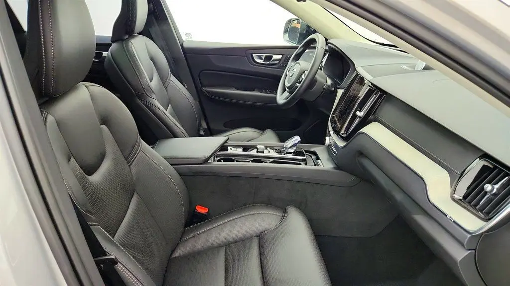 2025 Volvo XC60 B5 Ultra Dark Theme