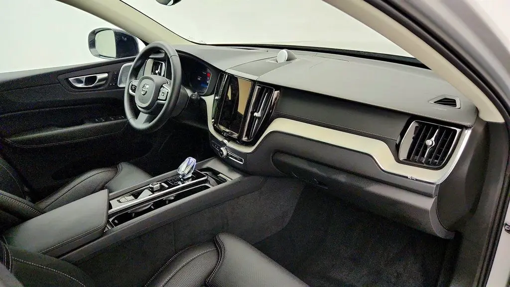 2025 Volvo XC60 B5 Ultra Dark Theme