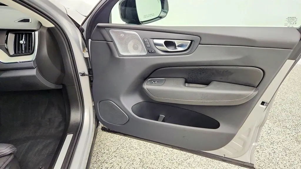 2025 Volvo XC60 B5 Ultra Dark Theme