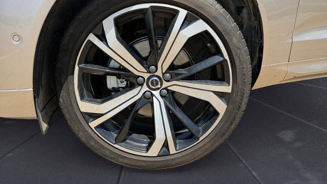 2025 Volvo XC60 B5 Ultra Dark Theme