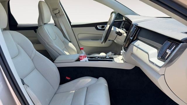 2025 Volvo XC60 B5 Ultra Dark Theme
