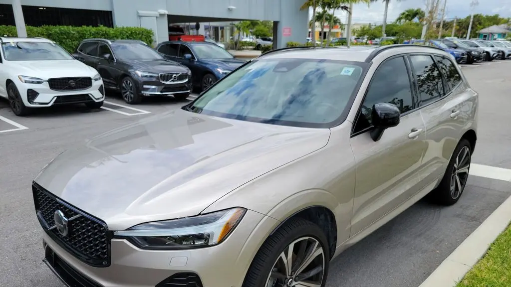 2025 Volvo XC60 B5 Ultra Dark Theme
