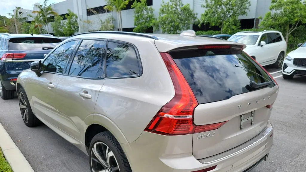 2025 Volvo XC60 B5 Ultra Dark Theme
