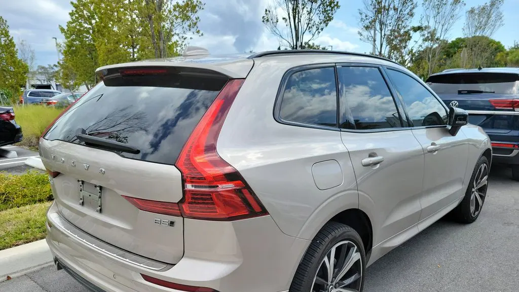 2025 Volvo XC60 B5 Ultra Dark Theme