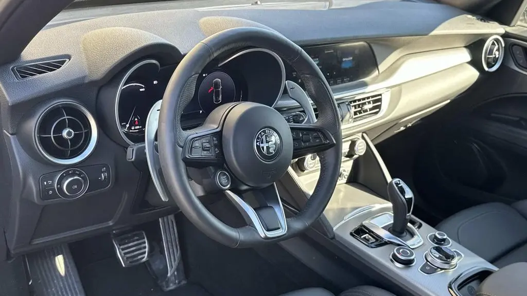 2025 Alfa Romeo Stelvio Base