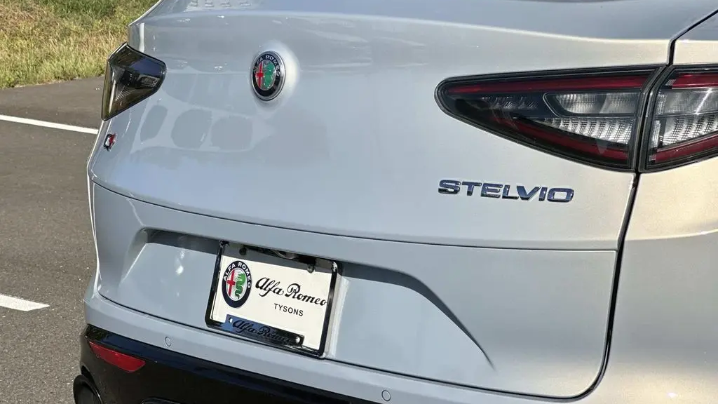 2025 Alfa Romeo Stelvio Base