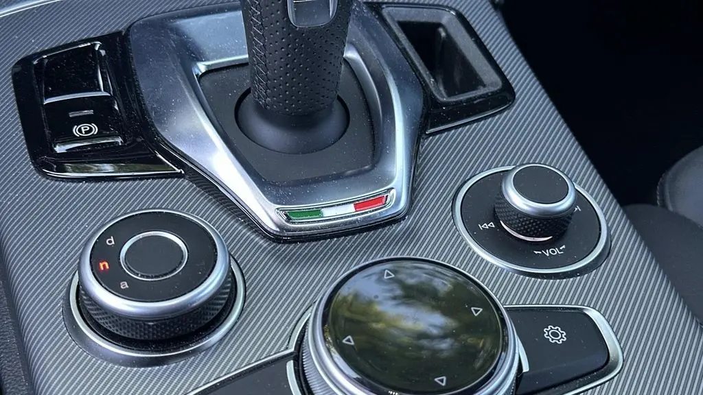 2025 Alfa Romeo Stelvio Base